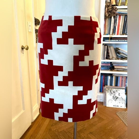 Trina Turk Los Angeles Abstract Red and Cream
Velveteen Stretch Skirt - Size 6 - Picture 2 of 5